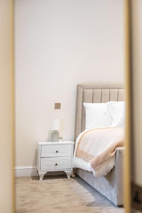New 3bed In Knightsbridge Apartment London